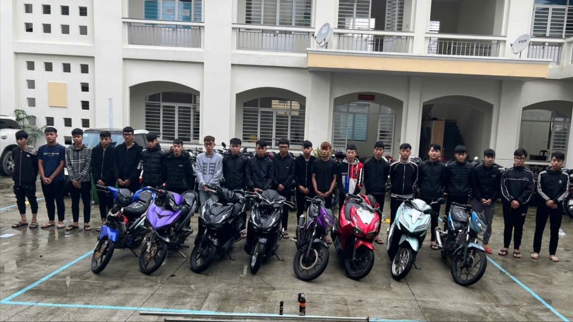 Nhom thieu nien mang dao kiem gay nao loan duong pho Da Nang hinh anh