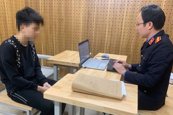 Bat giu nhom doi tuong thay nhau hiep dam thieu nu hinh anh