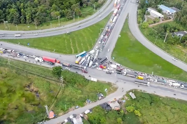 Tai nan lien hoan, cao toc TP.HCM - Trung Luong un u keo dai hinh anh