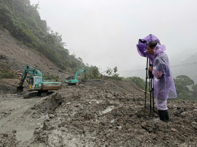 Quang Ngai cong bo tinh huong khan cap ve thien tai tren duong bo hinh anh