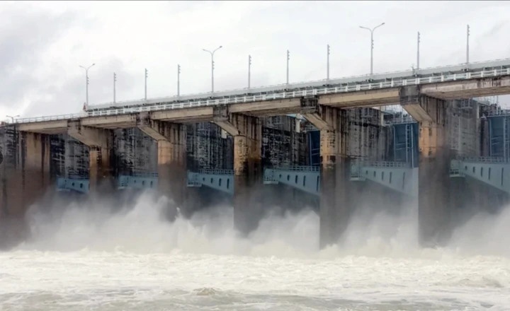 TP.HCM xa dieu tiet 5 ho lon de tang dung tich phong lu truoc bao hinh anh