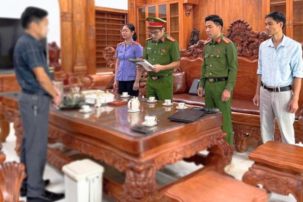 Khoi to chu shop ban hang online tron thue hon 800 trieu dong hinh anh