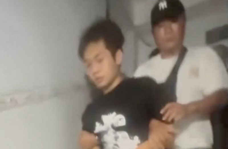 Bat giu 2 doi tuong xong vao cua hang tien loi cuop tai san hinh anh