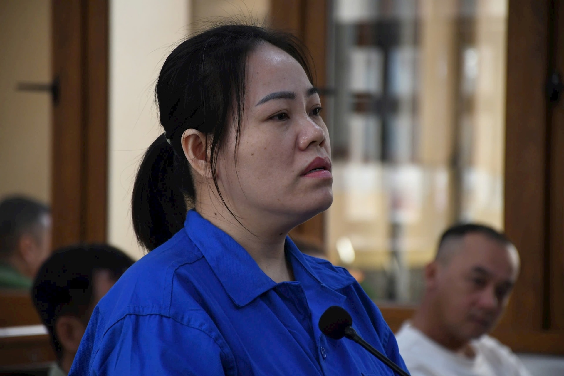 Tuyen an tu hinh nguoi phu nu dau doc 4 nguoi than hinh anh