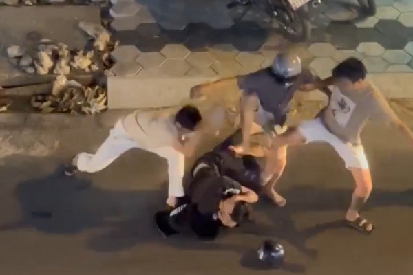 Cong an truy xet nhom doi tuong hon chien trong dem o TP.HCM hinh anh