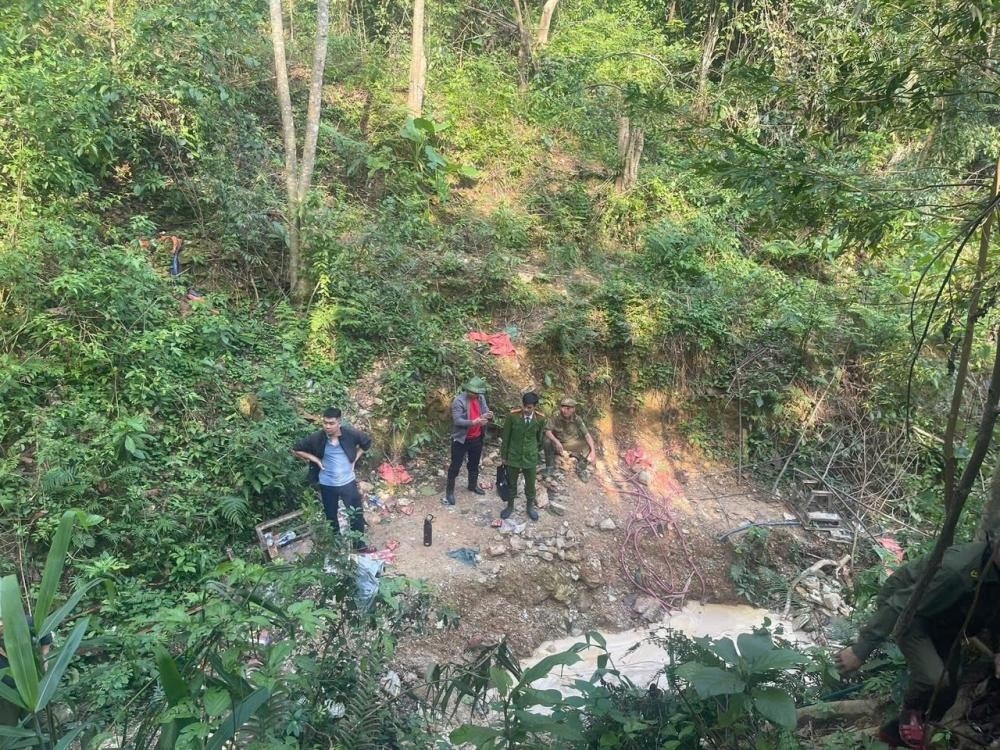 khai thac vang, trai phep anh 1