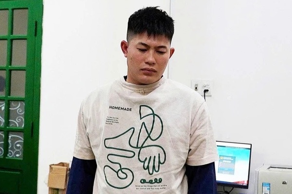 Bat khan cap nguoi dan ong om 2 con nho nhay cau tu tu hinh anh