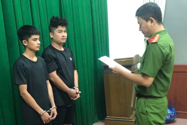 Khoi to 2 doi tuong giet nguoi tu mau thuan tai quan karaoke hinh anh