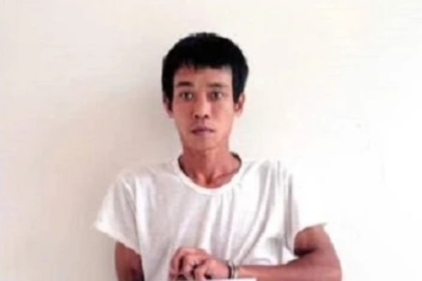 Doi nam nu nghien ngap ru nhau di trom moto hinh anh