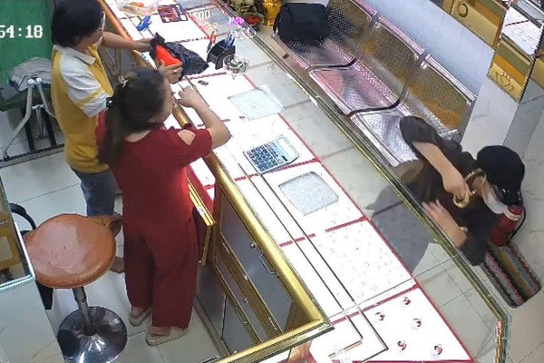 Thanh nien cuop vang o Thu Duc dung dao doa tu tu khi bi vay bat hinh anh