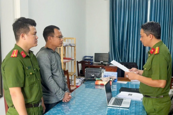 Bat giam doi tuong giup suc Cong ty LHD lua dao chiem doat tren 432 ty hinh anh