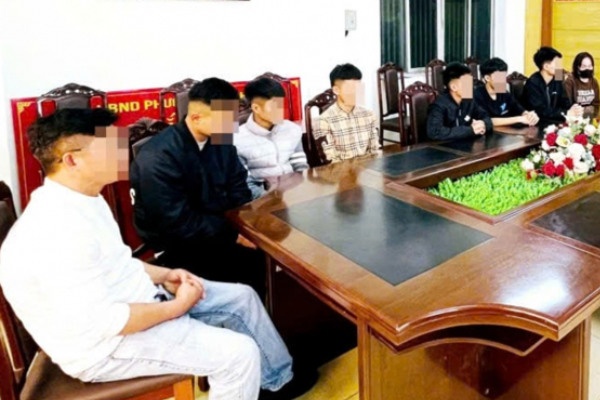 Xu ly nhom 'quai xe' boc dau xe, livestream tren mang xa hoi hinh anh