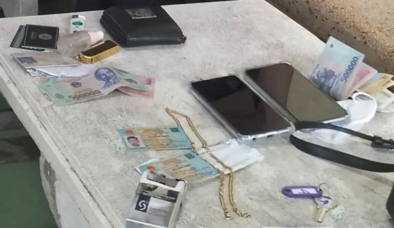 Truy bat doi tuong,  Cuop day chuyen vang anh 2