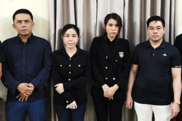 Cuu tiep vien hang khong moi gioi mai dam bang ky hieu la hinh anh