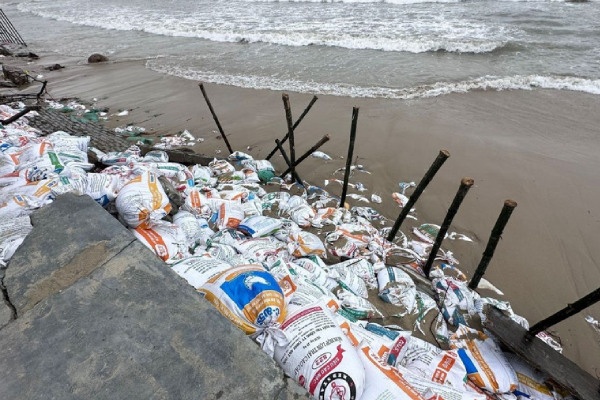 Bo bien Quang Tri bi sat lo nghiem trong, nguoi dan song trong au lo hinh anh