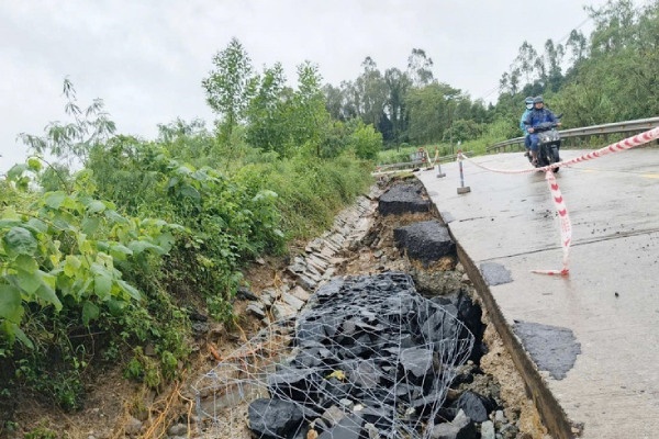 Thoi tiet dem 2/12: Canh bao lu quet, sat lo dat tai Khanh Hoa hinh anh