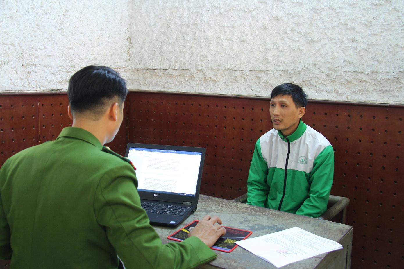 Mau thuan,  Xem co tuong,  mot nguoi,  Bi dam trong thuong anh 1