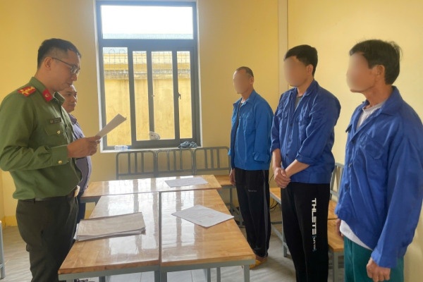 Khoi to nhom nguoi cua bom lay 90 kg thuoc no dem ban hinh anh