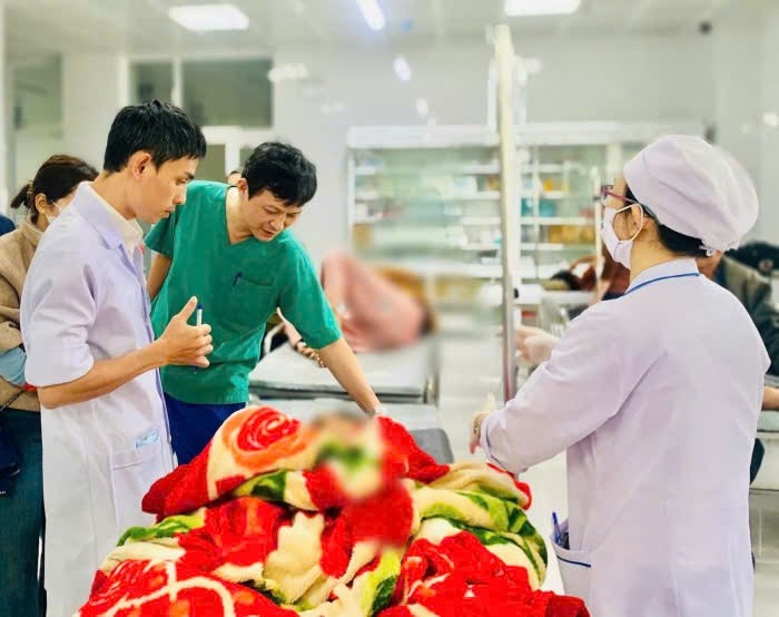 Tai nan lat xe, benh vien kich hoat bao dong do cuu 13 hoc sinh hinh anh