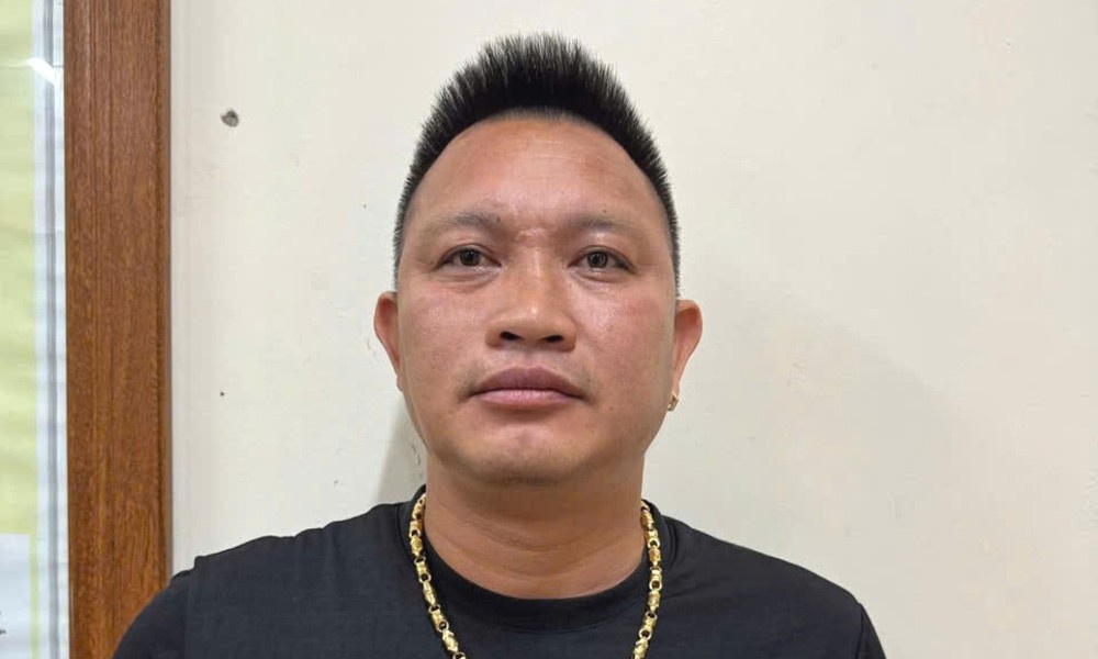 Tam giu doi tuong treu gheo tre vi thanh nien, tan cong canh sat hinh anh