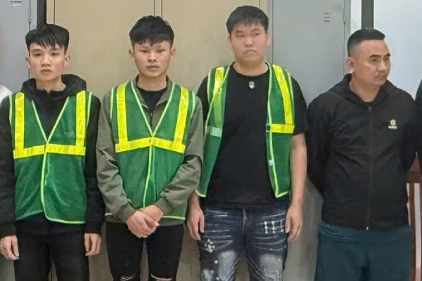 Tam giu 9 doi tuong hon chien trong dem o Ha Noi hinh anh