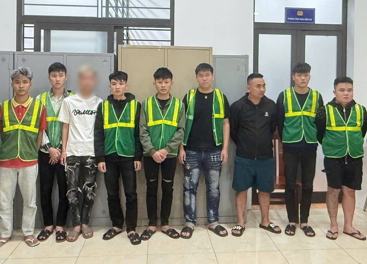 Tam giu,  9 doi tuong,  hon chien trong dem anh 1