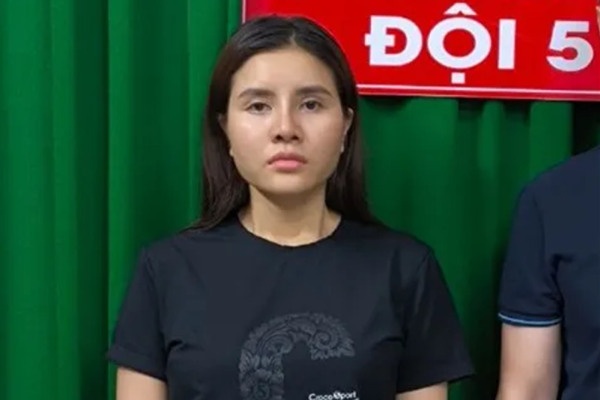 Cuu nu tiep vien hang khong va ban trai lap duong day moi gioi mai dam hinh anh