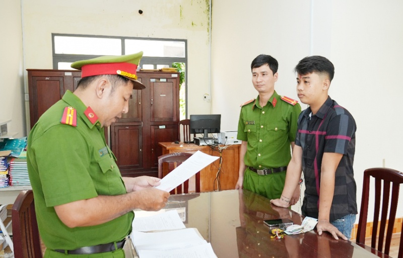 Bat doi tuong dung dao bam dam 2 nguoi bi thuong hinh anh