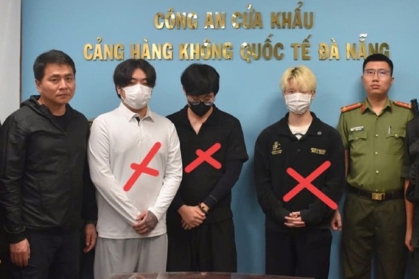 3 nguoi dan ong Han Quoc hoa than my nu de giang bay lua tinh hinh anh