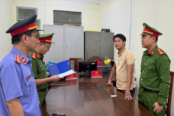 To chuc khai thac cat trai phep, mot giam doc doanh nghiep bi bat hinh anh