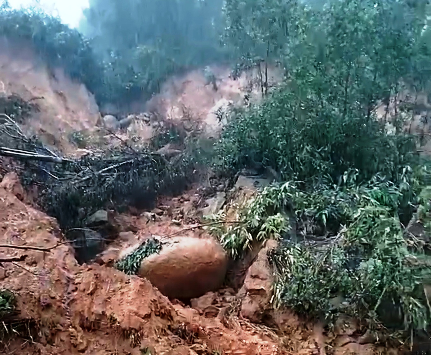 Sat lo doi nui o Chan May - Lang Co, giao thong ach tac hinh anh