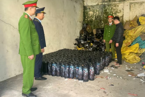 Nam thanh nien gom so luong lon 'khi cuoi' de 'khoi nghiep' hinh anh