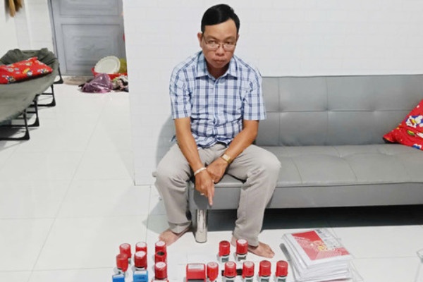 Bat doi tuong lam gia nhieu hop dong cong chung hinh anh