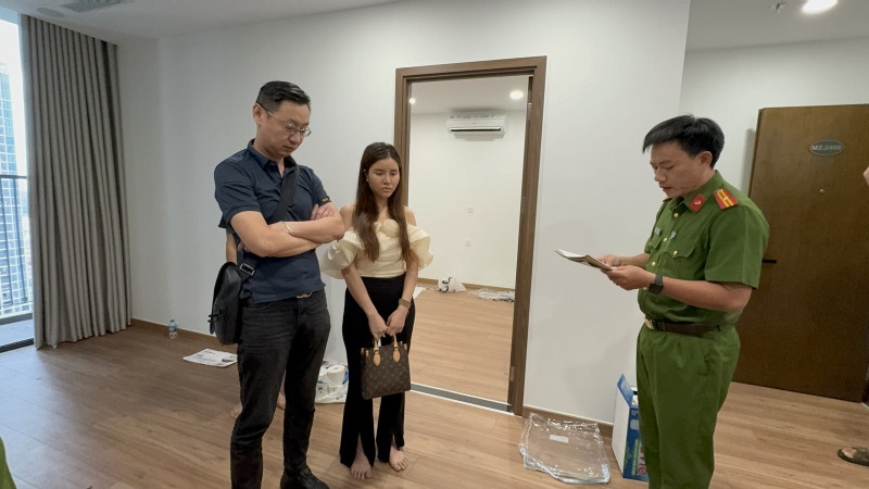 Tiep vien hang khong,  moi gioi mai dam,  Tai Nguyen Fortuner II,  Khach san Phung Hoang,  khach san Valentine anh 1