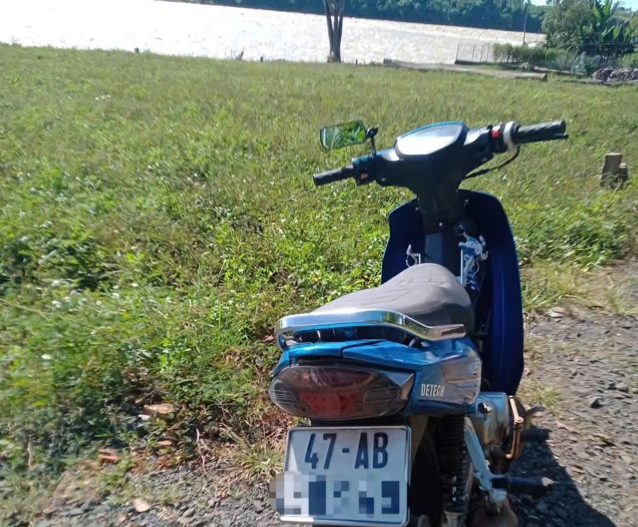 Nu sinh lop 11 mat lien lac, xe va cap sach duoc tim thay ben bo song hinh anh