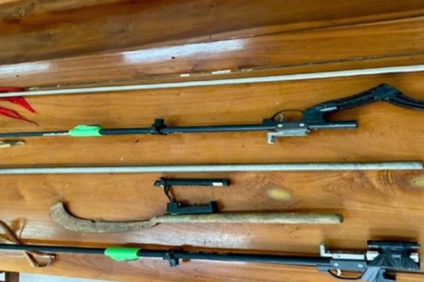 Mau thuan tren mang xa hoi, 20 hoc sinh ru nhau hon chien hinh anh