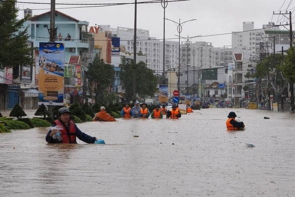 San sang ung pho voi mua lu tai khu vuc co nguy co bi chia cat hinh anh