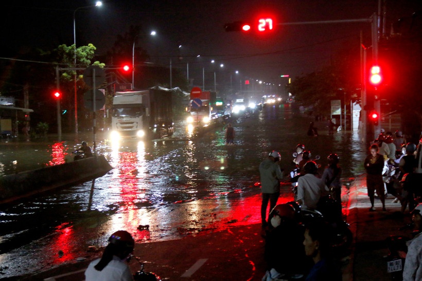 Lam Dong: Nhieu diem ngap sau, quoc lo 1A tam thoi gian doan luu thong hinh anh