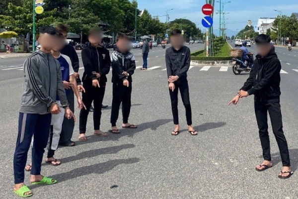 Khoi to 10 thanh thieu nien tham gia hon chien vi nghi bi 'nhin deu' hinh anh