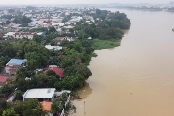 Canh bao xuat hien lu tren cac song tu Hue den Khanh Hoa hinh anh