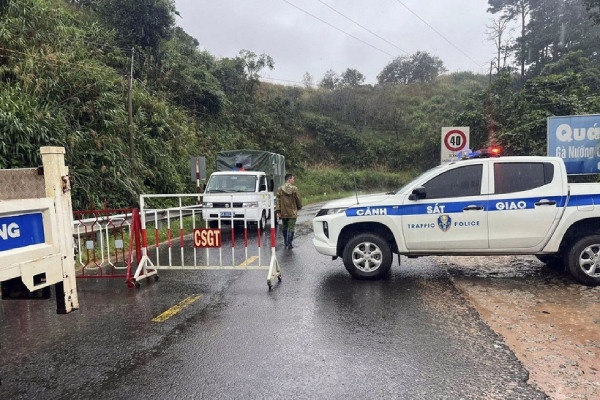 Mua lon gay ngap va sat lo tren Quoc lo 27 noi Lam Dong va Khanh Hoa hinh anh