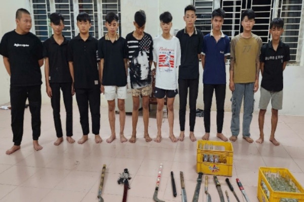 Ngan chan kip thoi nhom thanh thieu nien mang hung khi hen danh nhau hinh anh