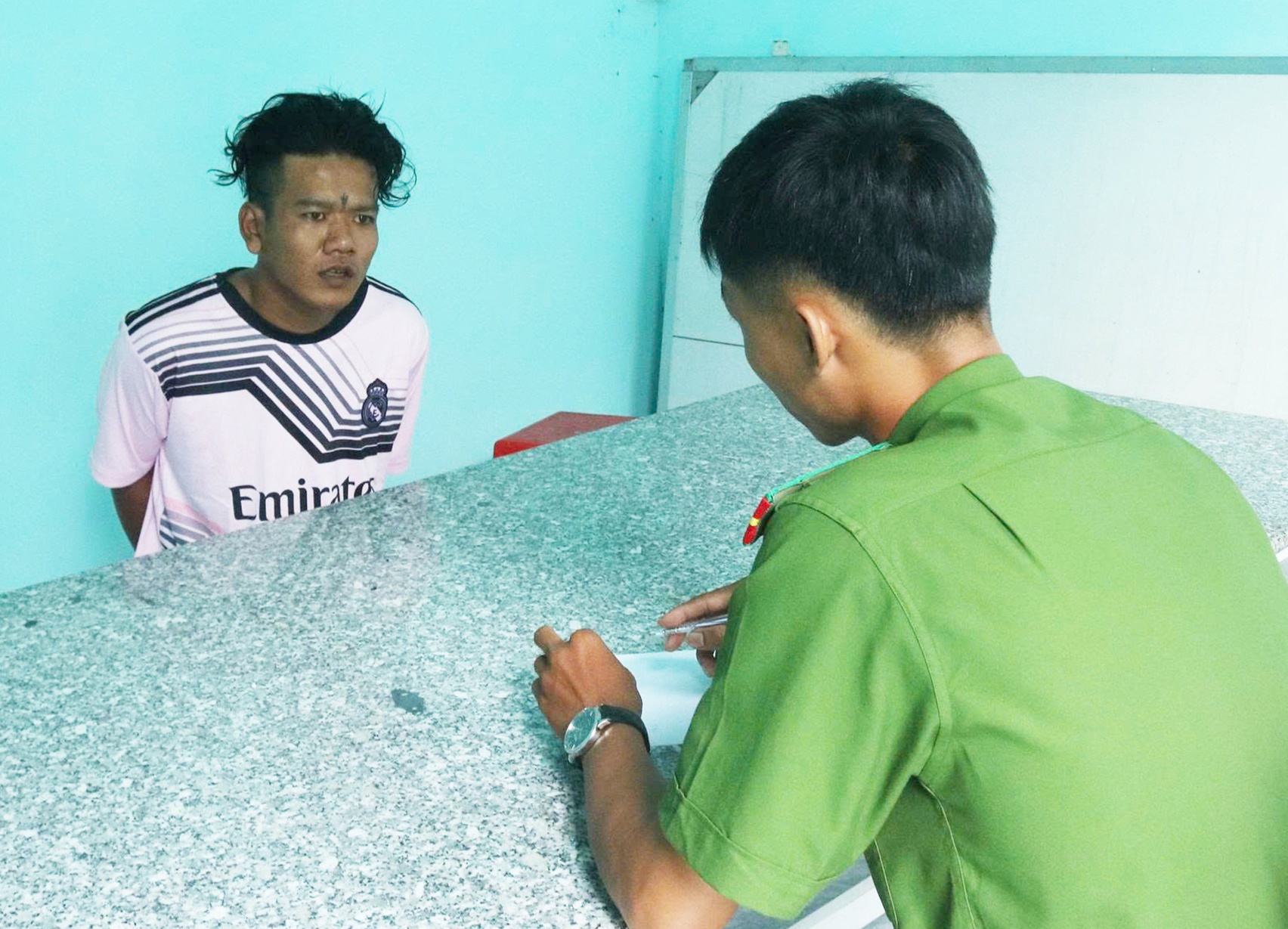 Bat giu doi tuong thuc hien 5 vu trom tai san tri gia hon nua ty dong hinh anh