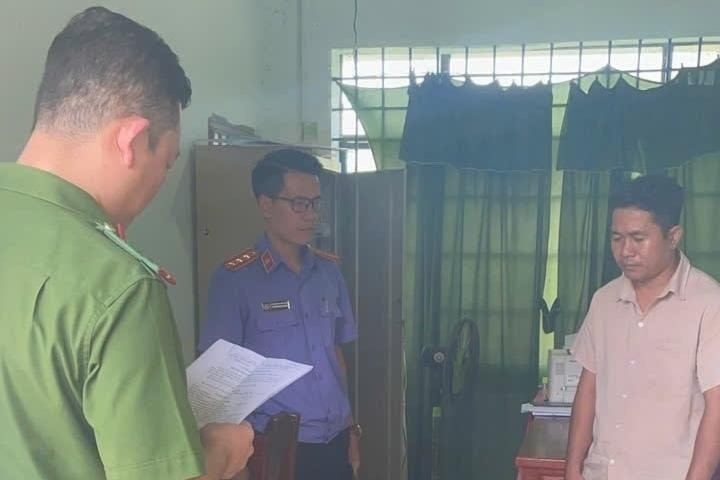 Bat khan cap,  doi tuong,  chiem doat tien,  ho tro lu lut anh 1