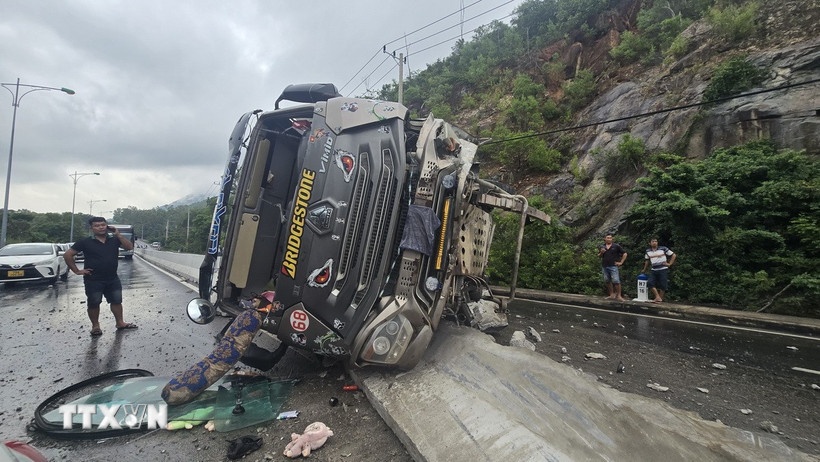 Xe tai bi lat,  Tren deo Cu Hin anh 1