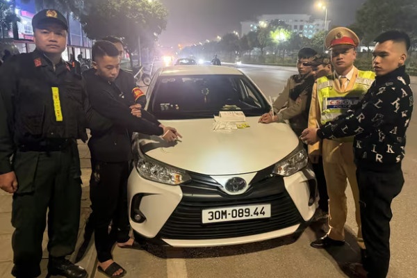 Bat nhom thanh nien di oto mang so luong lon Ketamine va 'nuoc vui' hinh anh