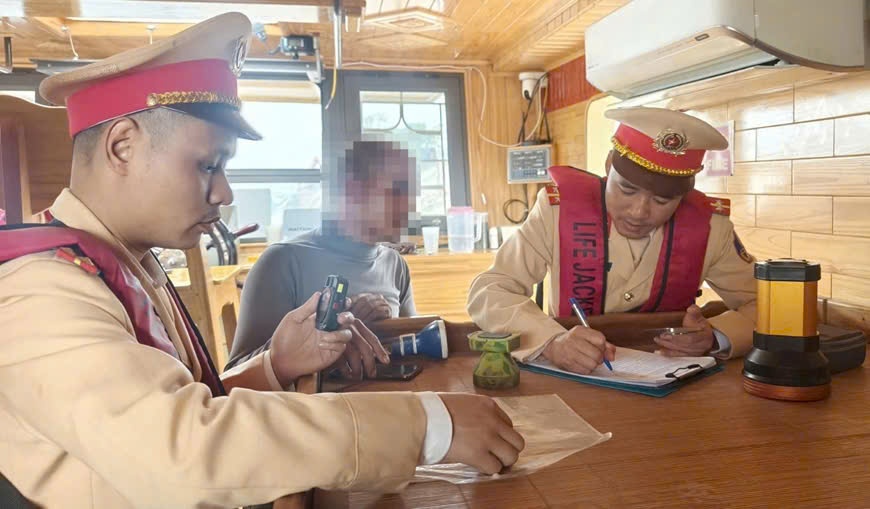 CSGT duong thuy Ha Noi xu ly nghiem tau thuyen vi pham tren song hinh anh