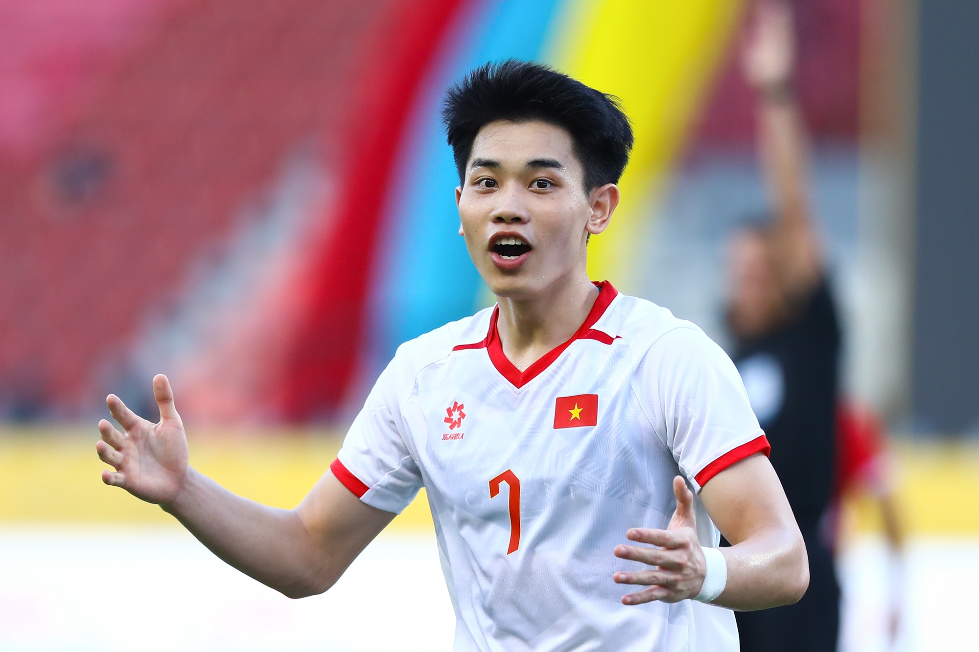 Dinh Bac ngo ngac trong pha be coi cua trong tai o SEA Games hinh anh