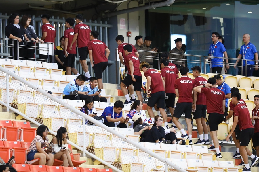 U22 Viet Nam ve som sau khi nhin Malaysia len dau bang hinh anh