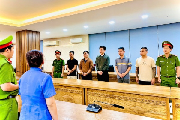 Bat giu nhom doi tuong dinh 'chay an' vu rua tien hon 60.000 ty dong hinh anh